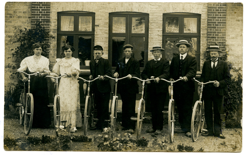 Folkehold hos Buus-Madsen Dall, Svenstrup. Forkarl Peter Langeland yderst til... Folkehold hos Buus-Madsen Dall, Svenstrup. Forkarl Peter Langeland yderst til...