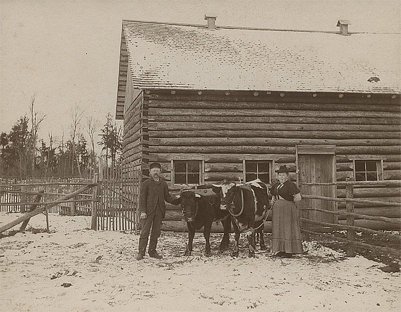 Poul og Sine foran deres huset hus. Formodentlig fra tiden i Iowa. Poul og Sine foran deres huset hus. Formodentlig fra tiden i Iowa.