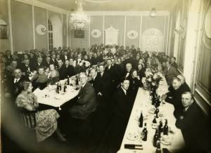 Peter og Maries sølvbryllup ved St, Restrup, 12. Nov 1937.
Peter og Maries sidder midterst i baggrunden, med resten af familien omkring...