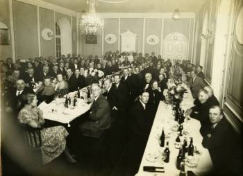 Peter og Maries sølvbryllup ved St, Restrup, 12. Nov 1937.
Peter og Maries sidder midterst i baggrunden, med resten af familien omkring...